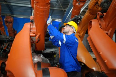 Robotik Silah Mühendisi, bir Yapay Zeka Bilgisayar İşlemcisi Birimi yazılımı ile ekipmanları kontrol ediyor