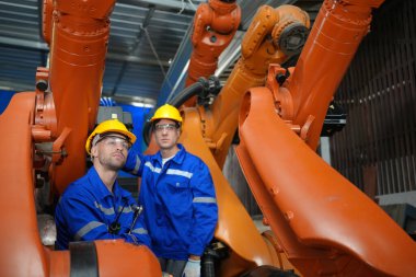 Robot Silah Mühendisleri Yapay Zeka Bilgisayar İşlemci Birimi ekipmanlarını kontrol ediyor