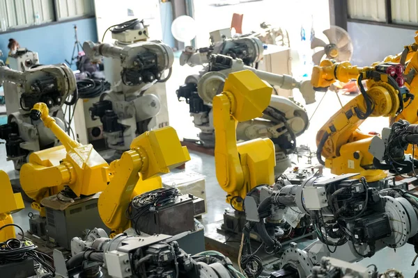 Robotica Ingenieur Werken Aan Het Onderhoud Van Robotarm Fabriek Magazijn — Stockfoto
