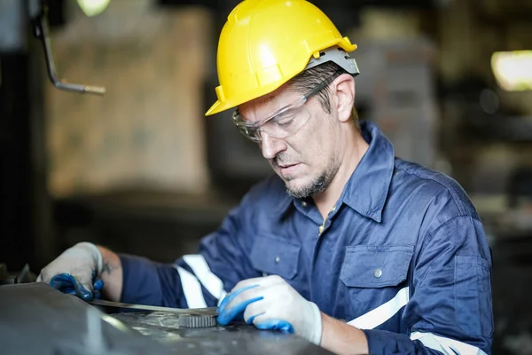 Trabajador Casco Protector Fábrica Metalúrgica — Foto de Stock