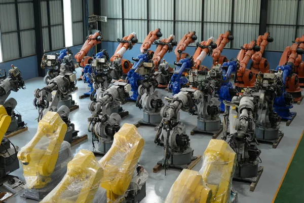 工場倉庫でロボットアームのメンテナンスに取り組むロボットエンジニア 事業技術 — ストック写真