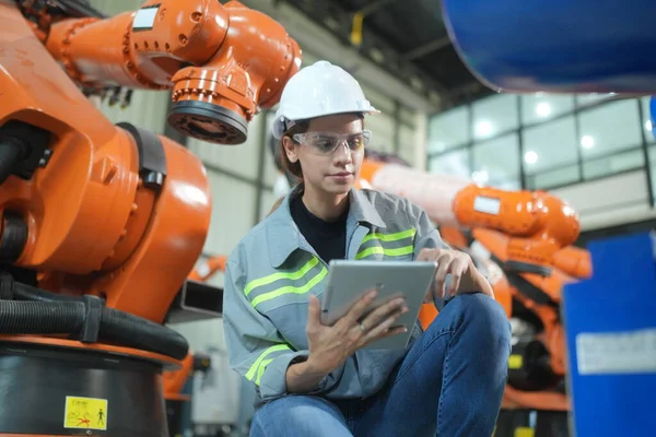 Robotik Silah Mühendisi Yapay Zeka, Programlama Geliştirme Teknolojisi yazılımı ile ekipmanları kontrol ediyor.