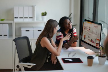 Modern ofiste birlikte çalışan kendine güvenen iki iş kadını. İş toplantısı konsepti