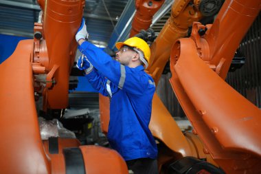 Robotik Silah Mühendisi, bir Yapay Zeka Bilgisayar İşlemcisi Birimi yazılımı ile ekipmanları kontrol ediyor