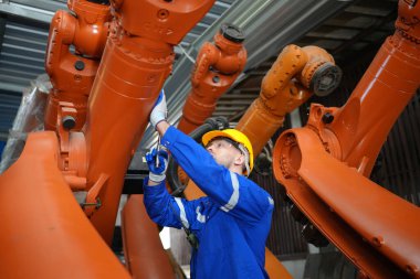 Robotik Silah Mühendisi, bir Yapay Zeka Bilgisayar İşlemcisi Birimi yazılımı ile ekipmanları kontrol ediyor