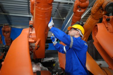 Robotik Silah Mühendisi Yapay Zeka Bilgisayar İşlemcisi Birimi 'nin ekipmanlarını kontrol ediyor