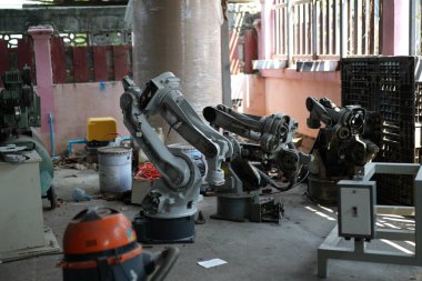 Robot mühendisi fabrika deposunda robotik kolun bakımı üzerinde çalışıyor. İş teknolojisi. 