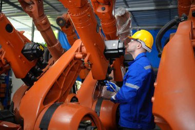 Robotik Silah Mühendisi Yapay Zeka Bilgisayar İşlemcisi Birimi 'nin ekipmanlarını kontrol ediyor