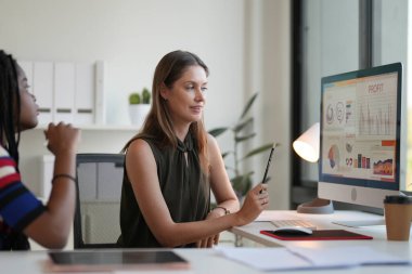 Modern ofiste birlikte çalışan kendine güvenen iki iş kadını. İş toplantısı konsepti