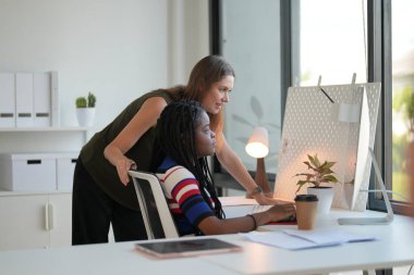 Modern ofiste birlikte çalışan kendine güvenen iki iş kadını. İş toplantısı konsepti