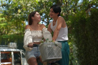 Genç aşık bir çift güneşli bir günde yürüyor 