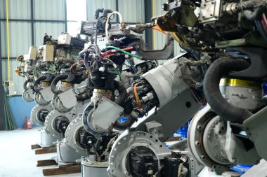 Robot mühendisi fabrika deposunda robotik kolun bakımı üzerinde çalışıyor. İş teknolojisi.