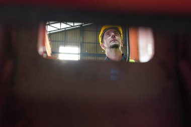 Robotik Silah Mühendisi Yapay Zeka Bilgisayar İşlemcisi Birimi 'nin ekipmanlarını kontrol ediyor