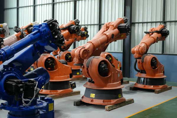 Инженер Робот Работающий Над Обслуживанием Роботизированной Руки Фабричном Складе Бизнес — стоковое фото