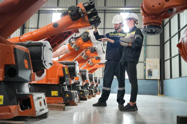 Technicy Programujący Ramię Robota Fabryce Inżynierowie Praktykanci Programujący Roboty Fabryce — Zdjęcie stockowe