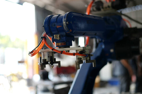 Инженер-робот, работающий над обслуживанием роботизированной руки на фабричном складе. Бизнес-технологии.