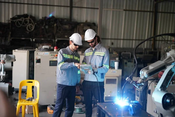 Ingenieros Robótica Trabajando Mantenimiento Del Brazo Robótico Almacén Fábrica Tecnología —  Fotos de Stock