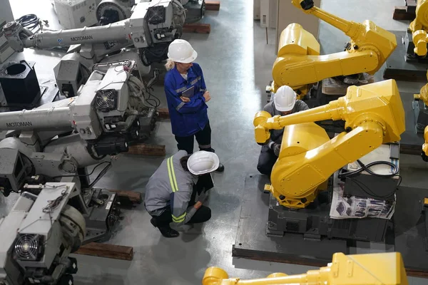 Ingegneri Robotici Che Lavorano Alla Manutenzione Del Braccio Robotico Nel — Foto Stock