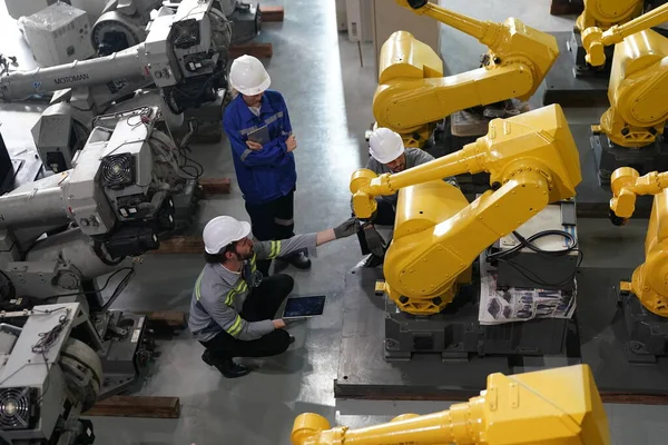 Robotičtí Inženýři Pracující Údržbě Robotického Ramene Továrním Skladu Obchodní Technologie — Stock fotografie