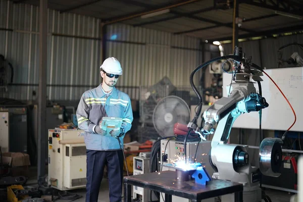 Engenheiro Robótica Trabalhando Manutenção Braço Robótico Armazém Fábrica Tecnologia Empresarial — Fotografia de Stock