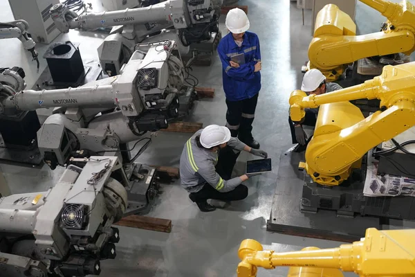 Robotičtí Inženýři Pracující Údržbě Robotického Ramene Továrním Skladu Obchodní Technologie — Stock fotografie
