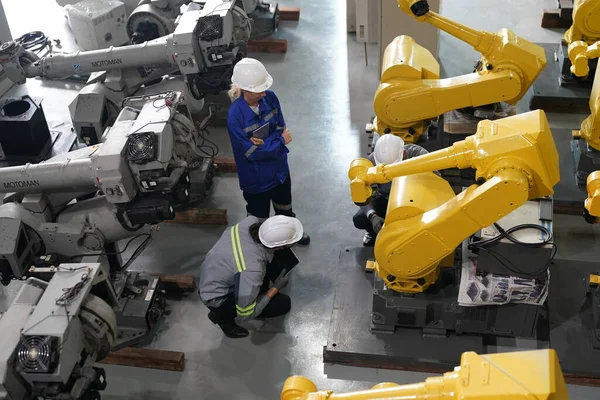 Robottekniker Som Arbetar Med Underhåll Robotarm Fabrikslager Företagsteknik — Stockfoto