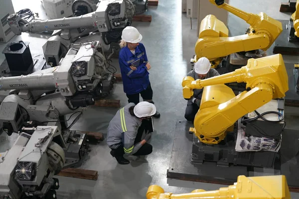 Robotica Ingenieurs Werken Aan Het Onderhoud Van Robotarm Fabriek Magazijn — Stockfoto