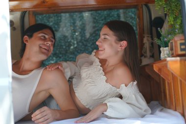 Karavanda yatan mutlu genç çift