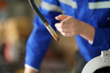 Robot mühendisi fabrika deposunda robotik kolun bakımı üzerinde çalışıyor. İş teknolojisi.