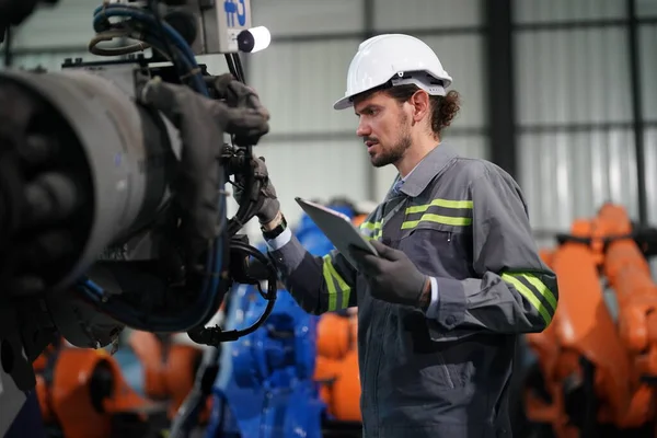 Ingénieur Robotique Travaillant Sur Maintenance Bras Robotique Dans Entrepôt Usine — Photo