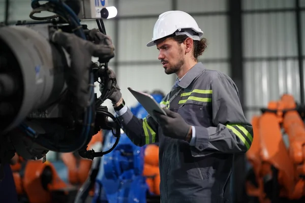 Ingénieur Robotique Travaillant Sur Maintenance Bras Robotique Dans Entrepôt Usine — Photo