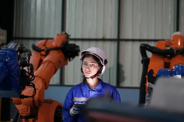 Інженер Робототехнік Який Працює Над Технічним Обслуговуванням Роботизованої Руки Заводі — стокове фото