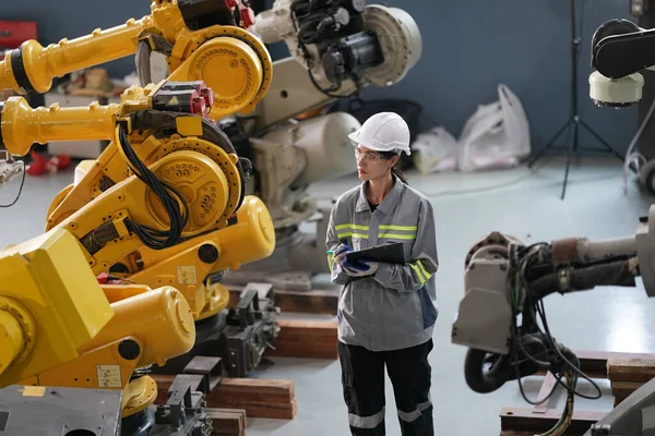 Robotica Ingenieur Werken Aan Het Onderhoud Van Robotarm Fabriek Magazijn — Stockfoto