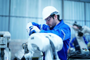 Otomatik yapay zeka robot üretim fabrikasında çalışan endüstriyel mühendis, yeni endüstriyel teknoloji konsepti.