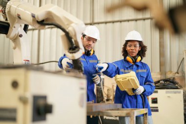 Otomatik yapay zeka üretim fabrikasında çalışan endüstriyel mühendisler, yeni endüstriyel teknoloji konsepti.