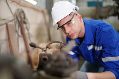 Detaylı iş için ağır torna. Ağır metal işlerinde kullanılan bir torna..