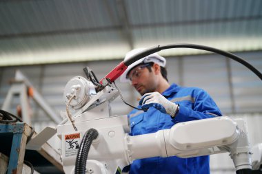 Otomatik yapay zeka robot üretim fabrikasında çalışan endüstriyel mühendis, yeni endüstriyel teknoloji konsepti.