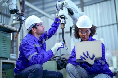Otomatik yapay zeka üretim fabrikasında çalışan endüstriyel mühendisler, yeni endüstriyel teknoloji konsepti.
