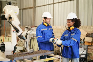 Otomatik yapay zeka üretim fabrikasında çalışan endüstriyel mühendisler, yeni endüstriyel teknoloji konsepti.