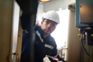 Detaylı iş için ağır torna. Ağır metal işlerinde kullanılan bir torna..