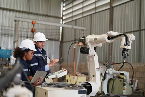 Industriële Ingenieurs Werken Bij Geautomatiseerde Robotfabriek Nieuwe Industriële Technologie Concept — Stockfoto