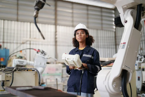 Otomatik yapay zeka robot üretim fabrikasında çalışan endüstriyel mühendis, yeni endüstriyel teknoloji konsepti.