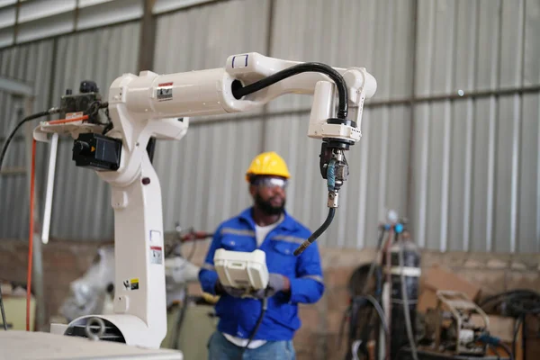 Otomatik yapay zeka robot üretim fabrikasında çalışan endüstriyel mühendis, yeni endüstriyel teknoloji konsepti.