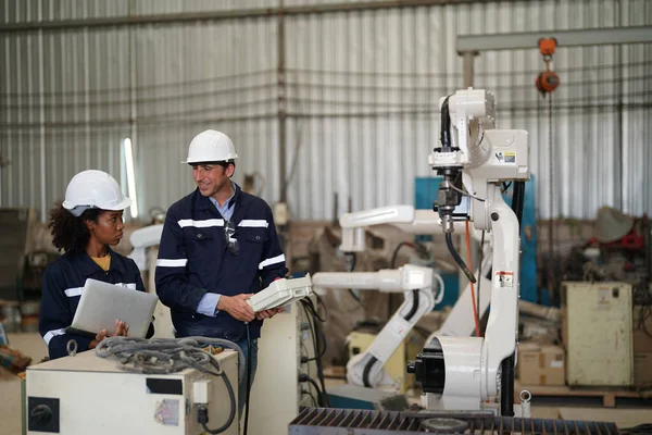 Industriële Ingenieurs Werken Bij Geautomatiseerde Robotfabriek Nieuwe Industriële Technologie Concept — Stockfoto