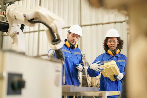 Průmysloví Inženýři Pracující Automatizované Továrně Výrobu Robotů Koncept Nové Průmyslové — Stock fotografie