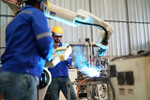 Промышленные Инженеры Работающие Автоматизированном Заводе Производству Роботов Новая Концепция Промышленных — стоковое фото