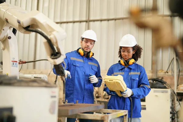 自動化されたAiロボット生産工場で働く産業エンジニア 新しい産業技術の概念 — ストック写真