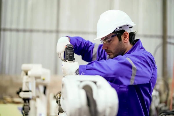 Industrieel Ingenieur Werkzaam Bij Geautomatiseerde Robotfabriek Concept Nieuwe Industriële Technologie — Stockfoto