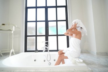 Günlük hijyen kavramı. Banyoda Havluyla Güzel Genç Kadın, Mutlu Milenyum Sabahları Evde Güzellik Gösterisi