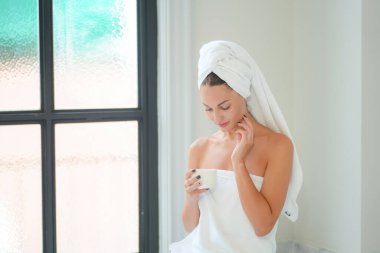 Günlük hijyen kavramı. Banyoda Havluyla Güzel Genç Kadın, Mutlu Milenyum Sabahları Evde Güzellik Gösterisi